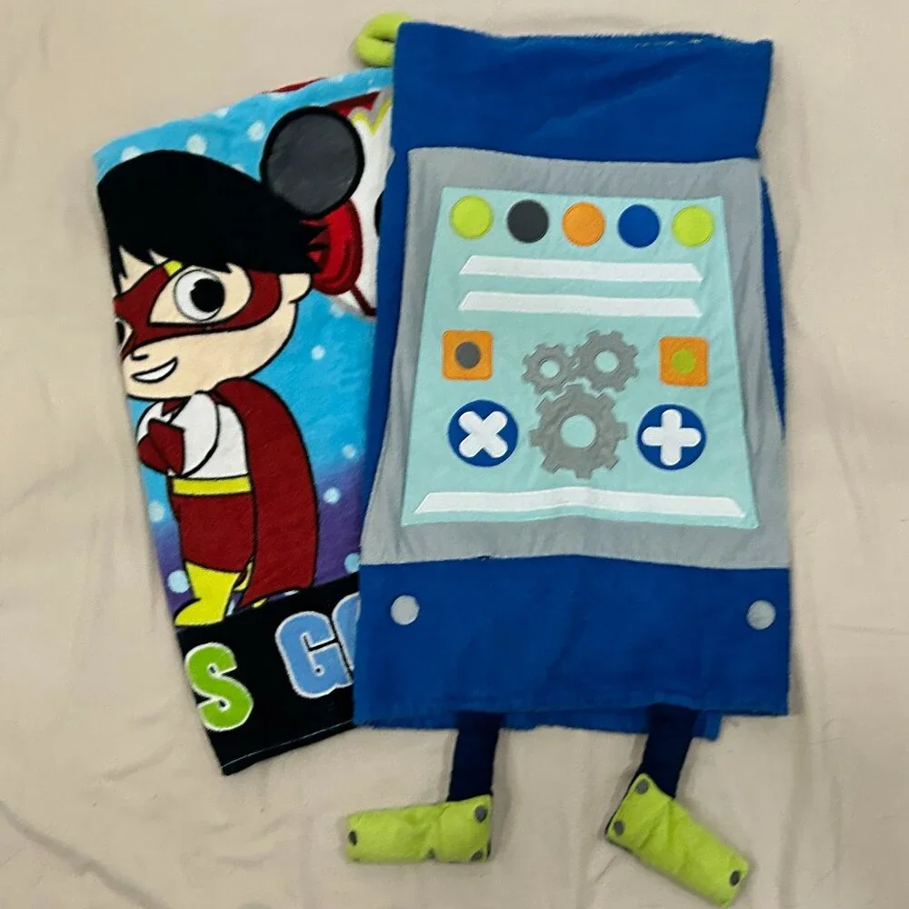 Bundle: (2) Hooded towels
